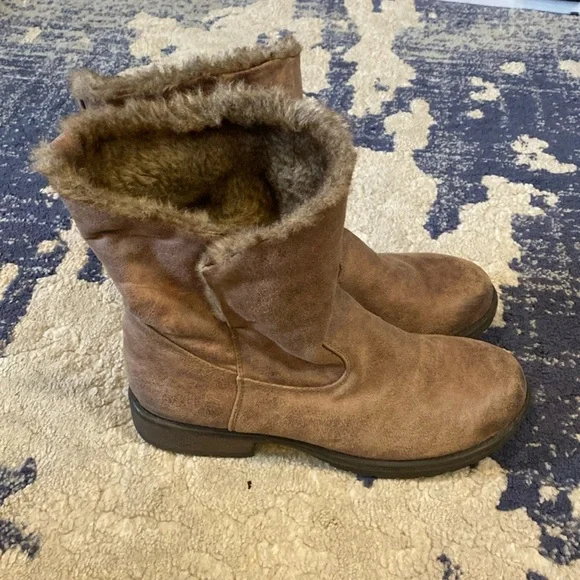 Candies cahoot Brown boots with Faux Fur Foldable Sides. Size 9.5. Rubber soles. - Picture 2 of 11